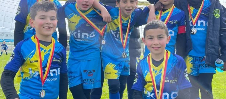 Spelers van Infinity FC Vilvoorde samen op het veld